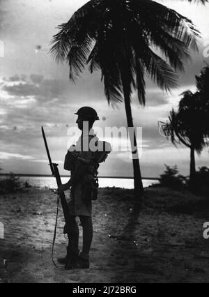 Uomini che fanno dovere di guardia intorno alla costa di Darwin. Novembre 08, 1950. Foto Stock