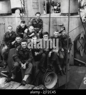 I guerrieri. Questa squadra di 11 digger provenienti da tutta l'Australia si è formata in una banda speciale. Si chiamano i guerrieri. La foto è stata scattata a bordo della nave americana Aiken Victory, mentre gli australiani erano, sulla loro strada per la Corea. Ottobre 2, 1950. Foto Stock