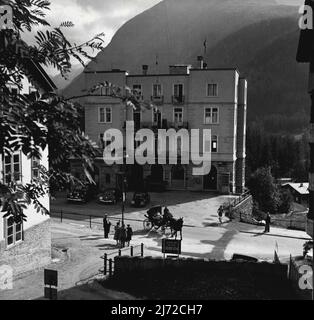 Pontresina -- la vita nelle alte Alpi della Svizzera. Un taxi trainato da cavalli esce da Post-Square, al centro della strada principale del villaggio. La banca si trova sulla sinistra, di fronte all'ufficio postale. Gennaio 22, 1948. (Foto di Pictorial Press). Foto Stock