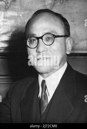 Nuovo ambasciatore giapponese a Londra primo dalla guerra -- Shunichi Matsumoto, primo ambasciatore giapponese in Gran Bretagna sine the war, al lavoro presso l'ambasciata giapponese a Belgrave Square, Londra, oggi (Martedì). Il sig. Matsumoto, un diplomatico di trent'anni di esperienza, è 58. È stato vice ministro degli Esteri nel gabinetto di guerra del 1942 a Tojo. Prima dell'ultima guerra, era segretario della delegazione giapponese è il campionato delle Nazioni quando Yoshizawa ha superato la questione manchuriana. Giugno 10, 1952. (Foto di Reuterphoto). Foto Stock