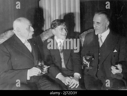 Yehudi Menuhin con Sir Thomas Beecham e (a sinistra) Sir Edward Elgar ad un ricevimento tenuto a Grosvenor House, Londra. Il concerto tenuto presso l'Albert Hall è stato il più sensazionale della stagione attuale. Sir Edward Elgar e Sir Thomas Beecham condussero entrambi, e il giovane Yehudi Menuhin suonò il concerto per violino dell'ex. Menuhin è l'artista musicale più pagato al mondo. Dicembre 30, 1932. (Foto di Central News). Foto Stock