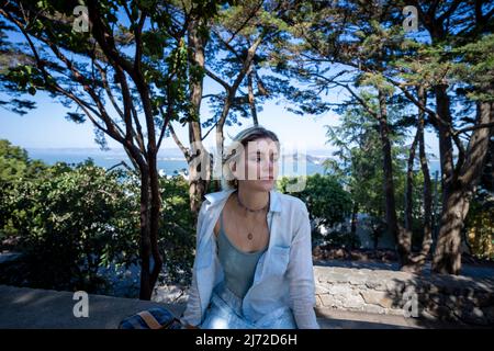 Giovane donna che visita Coit Tower a San Francisco | Lifestyle Tourism Foto Stock