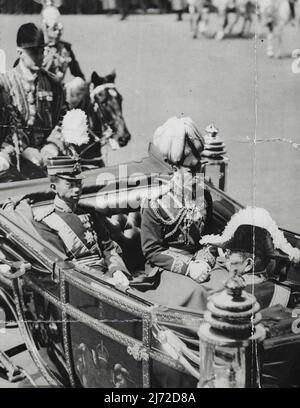 La visita della Corona del Giappone -- il Re e il suo ospite reale nuovo imperatore Hirohito del Giappone sulla strada per il Palazzo Buckinghan. Dicembre 29, 1937. Foto Stock