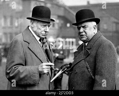 Società ad Aintree ieri -- Lord Lonsdale chiacchierando con il sig. Trubshaw, il Constable capo del Lancashire. Marzo 3, 1934. (Foto di Keystone). Foto Stock