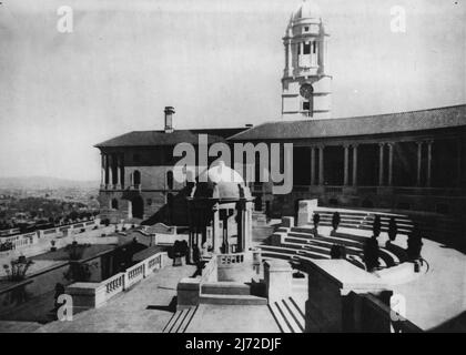 Il volto del Sud Africa -- 7 Pretoria, anche nel Transvaal, divenne la sede amministrativa del governo nel 1910 quando le province diventarono un'Unione. L'edificio dell'Unione, visto in questa foto, che ospita i principali servizi civili del paese, sorge su una collina che domina la città - un edificio di bellezza e di distinzione, con un'aria di decisione e sincerità di scopo che impartisce a tutta la città. Pretoria ha anche il suo lato industriale e, al contrario, i suoi fiori, le sue rose, e i suoi alberi di iacaranda che, visti dalla collina, gettano una soffice foschia blu sulla città sottostante. Agosto 26, 1 Foto Stock