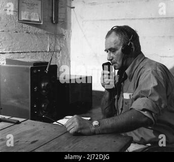 Kruger Nat. Park - non c'è telefono nel Parco, tutti i settori sono collegati via radio alla sede centrale di Skukuza. Alle sette di ogni mattina, il col. Sandenbergh, il capo Warden, controlla con tutti i ranger in tutto il Parco. Qui Ranger Hector MacDonald è visto riferire al capo Warden dal suo ufficio a Crocodile Bridge. Novembre 25, 1948. (Foto di George Rodger, Magnum). Foto Stock