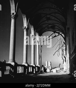 Toledo - Colonnade all'Alcazar, antica fortezza e palazzo, bombardato durante la guerra civile spagnola, mostra ancora gli effetti del fuoco di conchiglie. Si trova al secondo piano dell'edificio e si affaccia sul cortile. Giugno 1, 1949. (Foto di Steven Henty, stampa pittorica). Foto Stock