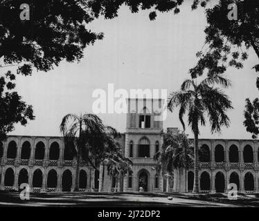 L'Anglo-Egyptian Sudan -- Gordon College di Khartoum è stato aperto da Lord Kitchener nel 1902. A quel tempo solo 300 ragazzi andavano a scuola in tutto il Sudan. Oggi, il Gordon College ha lo status di università. È stato costruito con fondi provenienti da abbonamenti pubblici britannici. Agosto 2, 1954. (Foto di George Rodger, Camera Press). Foto Stock