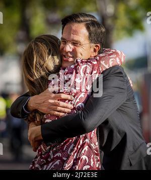 2022-05-05 19:37:59 AMSTERDAM - il primo Ministro Mark Rutte è accolto da Madeleine van der Zwaan, direttore Carre, al Teatro reale Carre prima del Concerto di Liberazione sull'Amstel. KOEN VAN WEEL paesi bassi fuori - belgio fuori Foto Stock