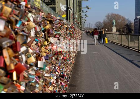 Gli amanti si bloccano sul ponte Hohenzollern a Colonia Foto Stock