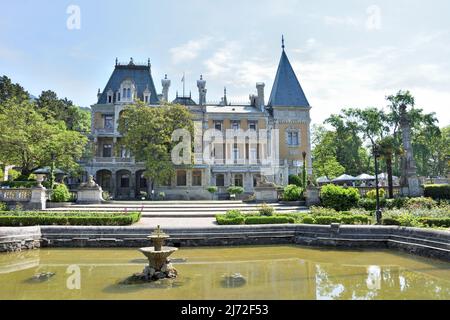 GASPRA, CRIMEA – 04 GIUGNO 2019: Palazzo Massandra in primavera. Massandra Palace of Emperor Alessandro III si trova nella Massandra superiore sul Sou Foto Stock