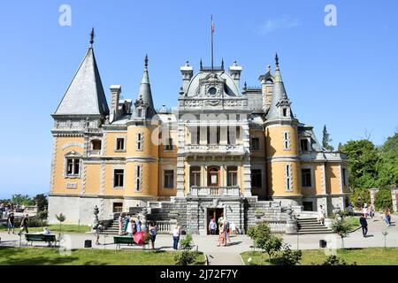 GASPRA, CRIMEA – 04 GIUGNO 2019: Palazzo Massandra in primavera. Massandra Palace of Emperor Alessandro III si trova nella Massandra superiore sul Sou Foto Stock