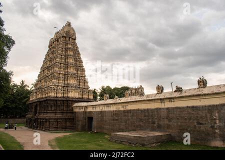 Vellore, Tamil Nadu, India - Settembre 2018: La guglia torre dell'antico tempio indù Jalakanteswarar all'interno del complesso del Forte Vellore. Foto Stock