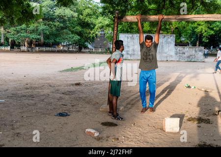 Vellore, Tamil Nadu, India - Settembre 2018: Giovani ragazzi indiani che si allenano e si allenano in un parco giochi all'aperto nel complesso di Vellore Fort. Foto Stock