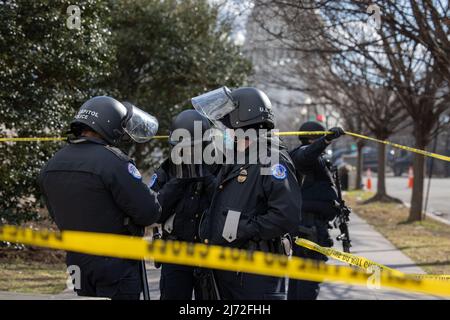 WASHINGTON, D.C. – 20 gennaio 2021: La polizia del Campidoglio degli Stati Uniti è vista vicino al Campidoglio degli Stati Uniti il giorno di Inaugurazione 2021. Foto Stock