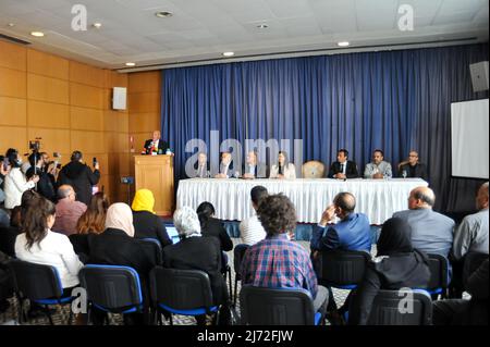 5 maggio 2022, Tunisi, Tunisia: Tunisi, Tunisia. Maggio 05, 2022. Il presidente del Comitato politico del partito Amal Ahmed Najib al-Shabbi interviene durante una conferenza stampa a Tunisi, Tunisia (Credit Image: © Hasan Mrad/IMAGESLIVE via ZUMA Press Wire) Foto Stock