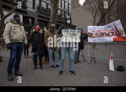 NEW YORK, N.Y. – 31 gennaio 2021: I manifestanti si radunano contro il presidente russo Vladimir Putin nei pressi della sede centrale delle Nazioni Unite a New York. Foto Stock