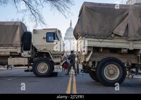 WASHINGTON, D.C. – 19 gennaio 2021: Un membro della Guardia Nazionale del Distretto di Columbia è visto vicino al Campidoglio degli Stati Uniti. Foto Stock