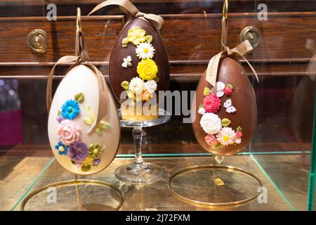 Uova di Pasqua al cioccolato esposte all'interno del negozio Fortnum & Mason, a Pasqua 2022 a Piccadilly West London W1A UK England KATHY DEWITT Foto Stock