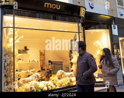 Negozio di scarpe etico MoU nel centro commerciale Burlington Arcade, negozi nell'area di Piccadilly vicino a Bond Street Londra W1 Inghilterra Gran Bretagna KATHY DEWITT Foto Stock