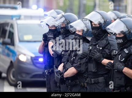 05 maggio 2022, Hessen, Francoforte sul meno: Calcio: Europa League, Eintracht Frankfurt - West Ham United, round knockout, semifinale, prima della partita. Gli ufficiali di polizia in caschi tengono d'occhio i tifosi britannici alla stazione. La polizia si aspetta sommosse da tifosi durante la partita tra Eintracht Frankfurt e West Ham United e sta dispiegando un grande contingente. Foto: Boris Roessler/dpa Foto Stock