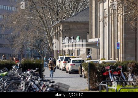 Taxi in attesa per i passeggeri di fronte alla stazione ferroviaria Deutz di Colonia Foto Stock