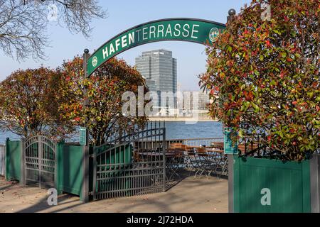 Rive del fiume Reno in una giornata di primavera luminosa Foto Stock