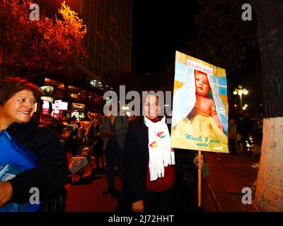 LA PAZ, BOLIVIA, 22nd agosto 2013. La gente partecipa a una marcia organizzata dal Red Pro-Vida (Pro Life Network) per protestare contro la depenalizzazione dell'aborto. La Bolivia sta discutendo se decriminalizzare l’aborto dal marzo 2012. Foto Stock