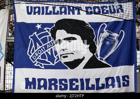 MARSIGLIA - Banner per l'ex presidente dell'Olympique de Marseille Bernard Tapie durante la conferenza stampa in vista della semifinale della Conferenza tra l'Olympique de Marseille e il Feyenoord presso lo Stade Velodrome il 4 maggio 2022 a Marsiglia, Francia. ANP MAURICE VAN STEEN Foto Stock