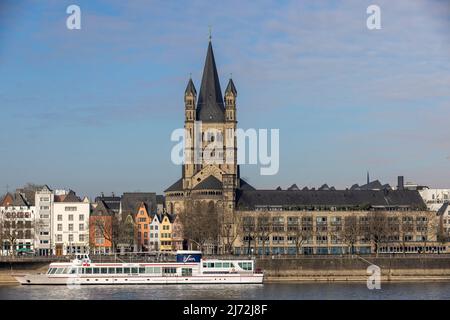 Grande chiesa di San Martino che sorge sopra lo skyline di Colonia Foto Stock