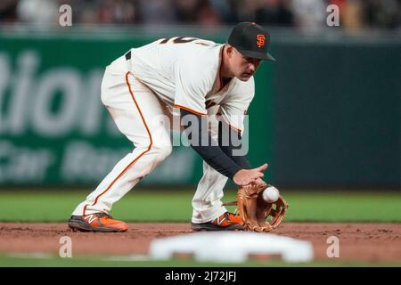 Jason Vossler, terzo gigante di San Francisco (32), cattura una palla di terra durante la partita della MLB tra gli Oakland Athletics e San Francis Foto Stock