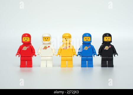 44MP ore formato Mini personaggi LEGO Classic Space con caschi di vecchio stile. Rosso e bianco sono stati introdotti per la prima volta nel 1978, giallo nel 1979 e blu e nero nel 1984. Foto Stock