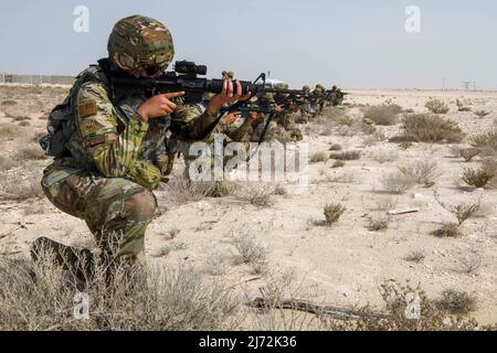 21 aprile 2022 - Qatar - gli aerei delle forze aeree degli Stati Uniti dell'Ala di spedizione aerea 379th praticano tecniche tattiche di manovra durante un esercizio di addestramento sulla base aerea di al Udeid, Qatar, 20 aprile 2022. Gli airmen da squadroni di rifornimento, medici e di rifornimento hanno preso parte all'esercitazione, che ha migliorato e dimostrato l'insieme ampio di abilità degli airmen nell'ala. (Credit Image: © U.S. National Guard/ZUMA Press Wire Service/ZUMAPRESS.com) Foto Stock