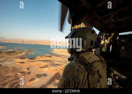 28 aprile 2022 - base dell'aeronautica di Nellis, Nevada, USA - Sgt dello staff. Dominic Brinker, 66th Rescue Squadron (RQS) istruttore di aviatore missioni speciali, aiuta i piloti guida in per l'atterraggio alla base dell'aeronautica di Nellis, Nevada, 28 aprile 2022. La missione del RQS 66 è quella di fornire forze di soccorso e di ricerca da combattimento rapidamente dispiegabili, agili e rapide in risposta alle operazioni di emergenza in tutto il mondo. (Credit Image: © U.S. Air Force/ZUMA Press Wire Service/ZUMAPRESS.com) Foto Stock