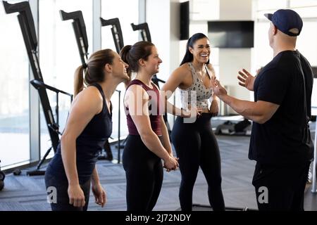 Personal trainer che aiuta la donna ad allenarsi Foto Stock