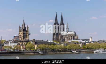 Cattedrale di Colonia e la Grande chiesa di San Martino che si innalzano sopra lo skyline della città di Colonia Foto Stock