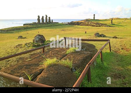 Sito archeologico con AHU Tahai e AHU Ko te Riku piattaforma cerimoniale sulla costa occidentale del Pacifico dell'isola di Pasqua, Cile Foto Stock