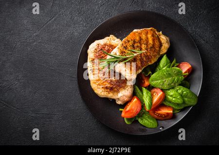 Bistecche di carne con insalata fresca al nero. Foto Stock
