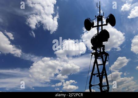 Radar di difesa aerea di sistemi militari mobili anti velivoli, moderna industria militare sullo sfondo belle nuvole e cielo, Russia Foto Stock