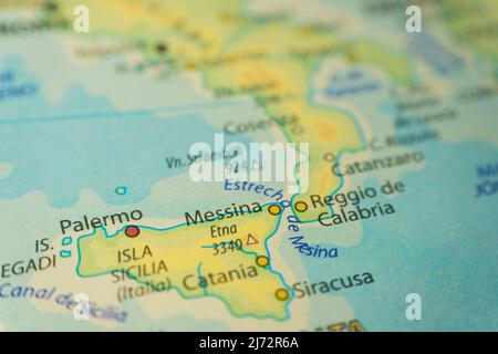 Mappa orografica dell'Italia meridionale, della regione Calabria e dell'isola di Sicilia. Con riferimenti in spagnolo. Concetto di cartografia, viaggio, geografia. Foto Stock