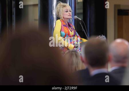 5 maggio 2022, Wilmington, DE, Stati Uniti d'America: La cantante DOLLY PARTON si esibisce durante un evento per celebrare la Biblioteca di immaginazione di Dolly Partonâ Giovedì 05 maggio 2022, presso la Biblioteca pubblica di Wilmington a Wilmington, DE. (Credit Image: © Saquan Stimpson/ZUMA Press Wire) Foto Stock