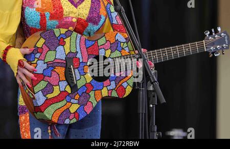 5 maggio 2022, Wilmington, DE, Stati Uniti d'America: La cantante DOLLY PARTON si esibisce durante un evento per celebrare la Biblioteca di immaginazione di Dolly Partonâ Giovedì 05 maggio 2022, presso la Biblioteca pubblica di Wilmington a Wilmington, DE. (Credit Image: © Saquan Stimpson/ZUMA Press Wire) Foto Stock