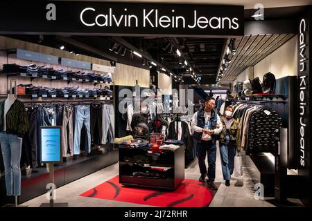 Gli amanti dello shopping sono visti presso il negozio di moda della multinazionale americana Calvin Klein Jeans (CKJ) a Hong Kong. (Foto di Budrul Chukrut / SOPA Images/Sipa USA) Foto Stock