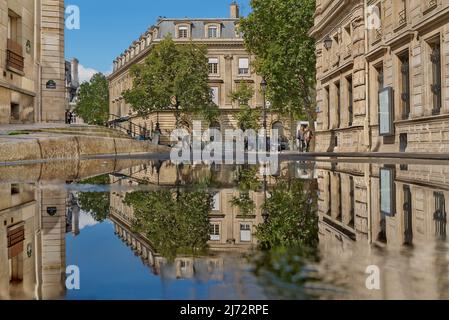 Riflessioni della chiesa di Saint-Gervais e la Mairie du 4e circondario riflesso in uno stagno di acqua di fronte a rue des Barres. Foto Stock