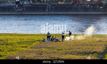 Rive del fiume Reno in una giornata di primavera luminosa Foto Stock