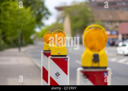 Coni stradali con luci lampeggianti a Colonia, Germania Foto Stock