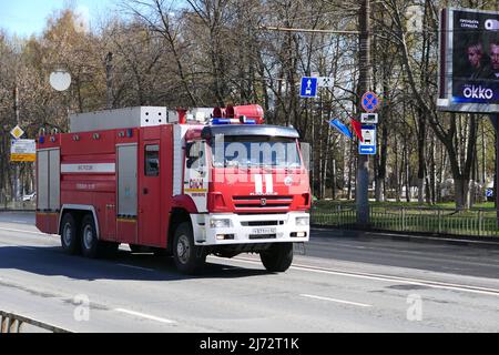 Nizhny Novgorod, Russia, Gagarin Avenue 04.05.2022. Trasporto merci speciale su strada. L'auto del Ministero di Foto Stock