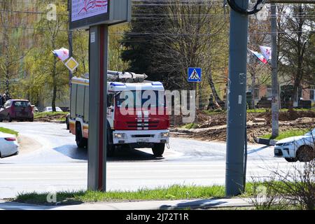 Nizhny Novgorod, Russia, Gagarin Avenue 04.05.2022. Trasporto merci speciale su strada. L'auto del Ministero di Foto Stock