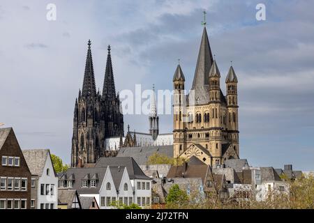 Cattedrale di Colonia e la Grande chiesa di San Martino che si innalzano sopra lo skyline della città di Colonia Foto Stock