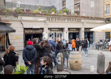 Persone in coda fuori dal Metropolitan Cinema Napoli Italia Foto Stock
